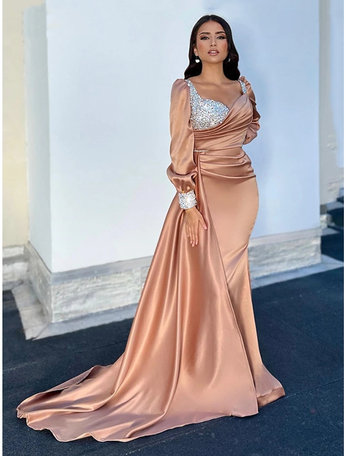 A-Linien-Abendkleid Sparkle & Shine, formelles Herbstkleid, Hofschleppe, lange Ärmel, quadratischer Ausschnitt, Satin mit Glitzer, gerüscht